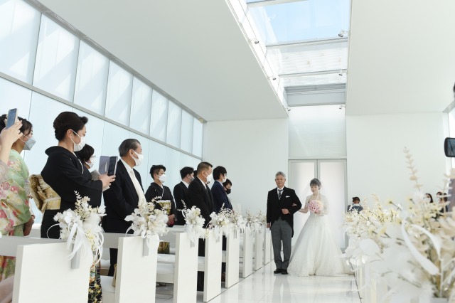 神戸の港町　海を見渡せる開放的な空間で迎える結婚式